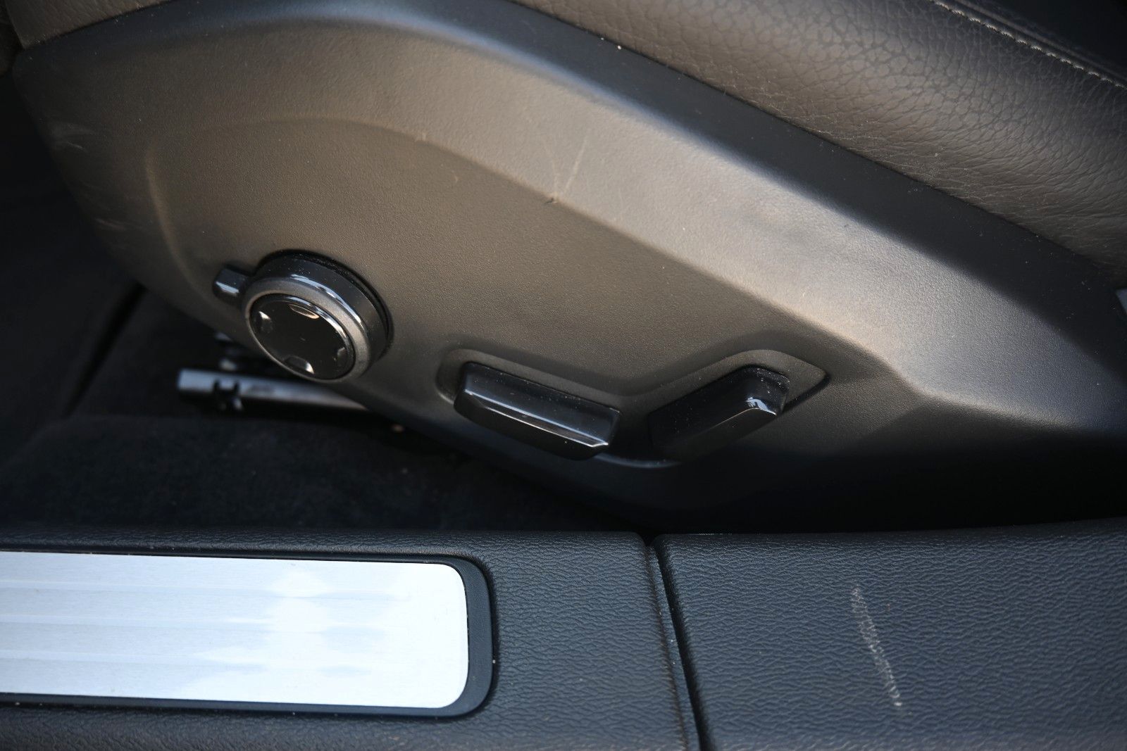 Fahrzeugabbildung Volvo V60 B4 DKG Plus Dark*HuD*PANO*360°*ACC