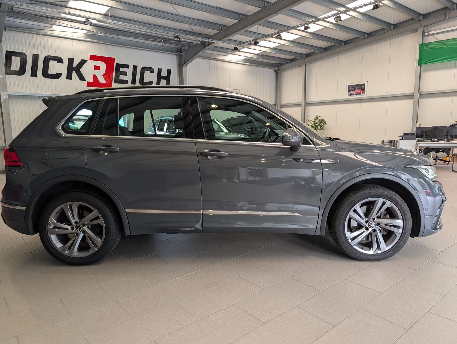 Fahrzeugabbildung Volkswagen Tiguan 2.0TSI R-Line 4M ACC HUD Cam StHz AHK 19"