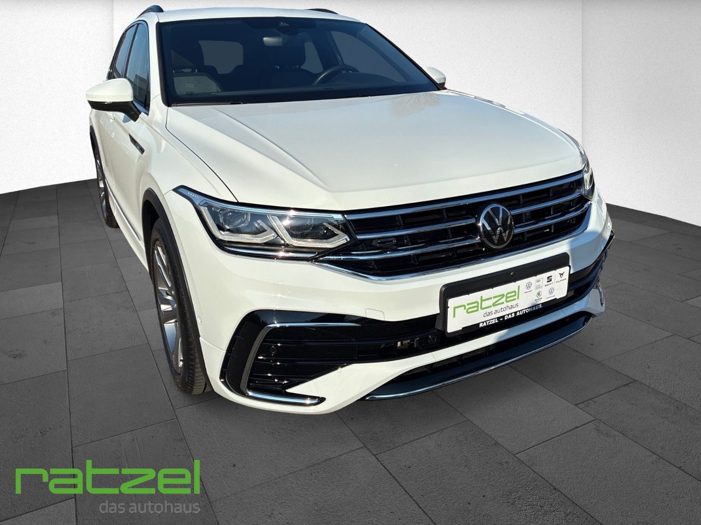 Fahrzeugabbildung Volkswagen Tiguan R-Line 2.0 TDI DSG AHK LED Matrix 360 Kam