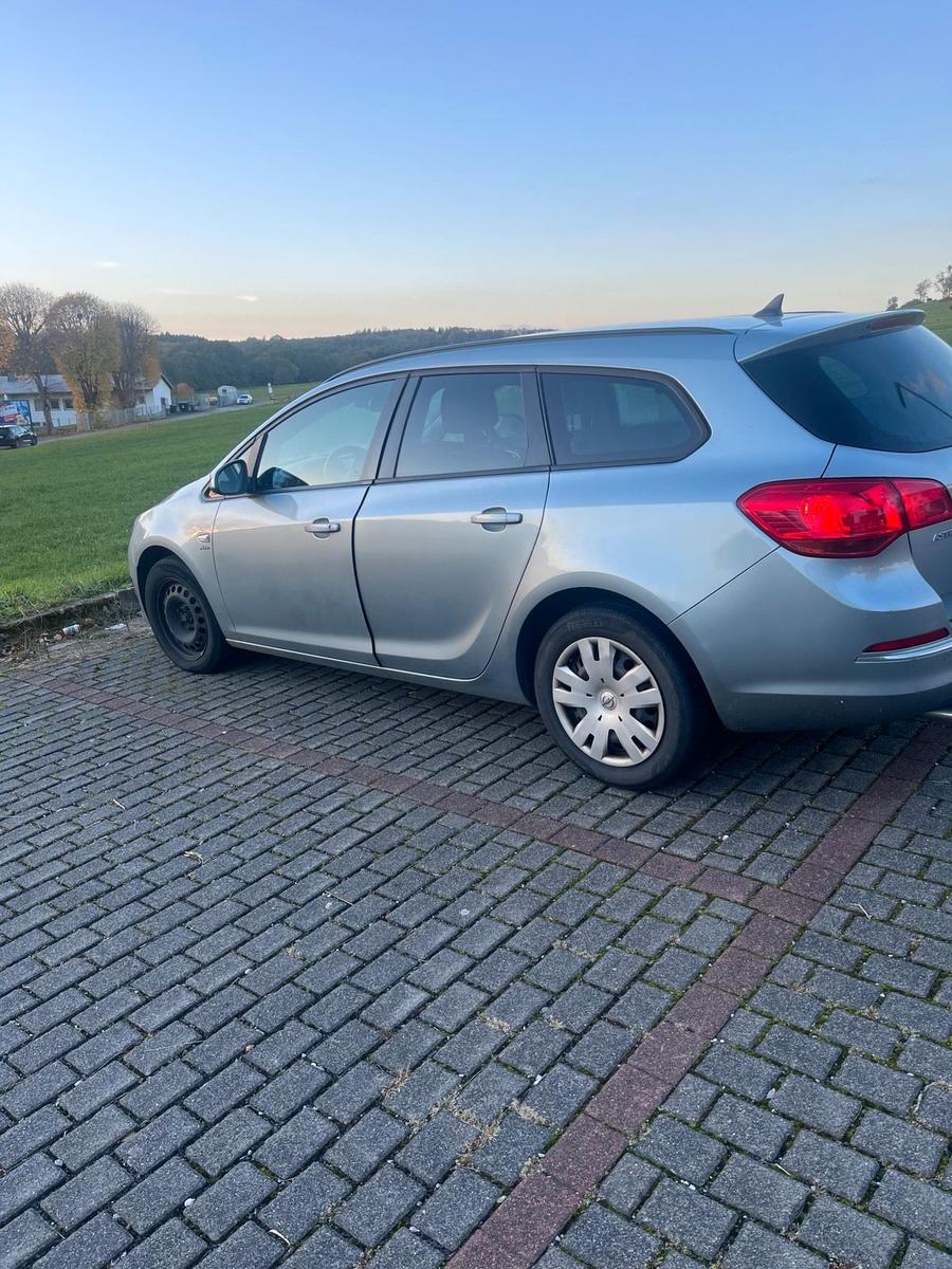 Opel Astra 2013 — rear view