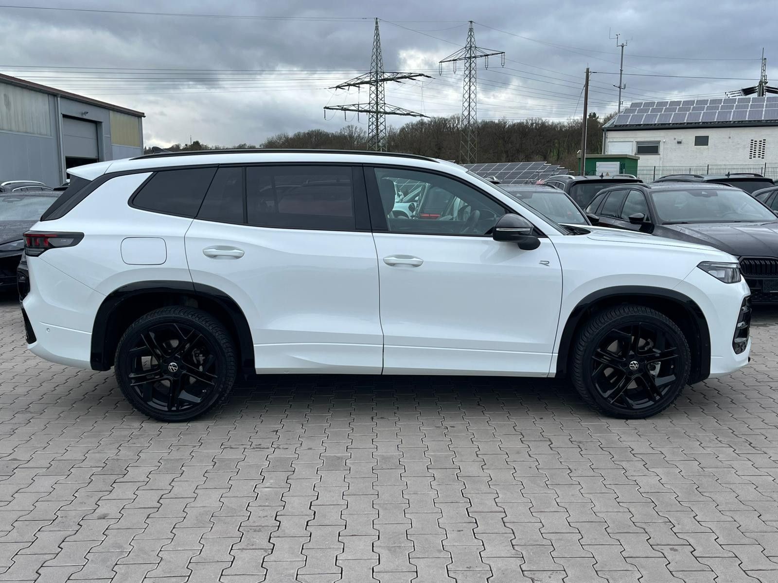 Fahrzeugabbildung Volkswagen Tayron 2.0 TDI 4M R-Line 7S*IQ-L.*LEDER*PANO*HUD