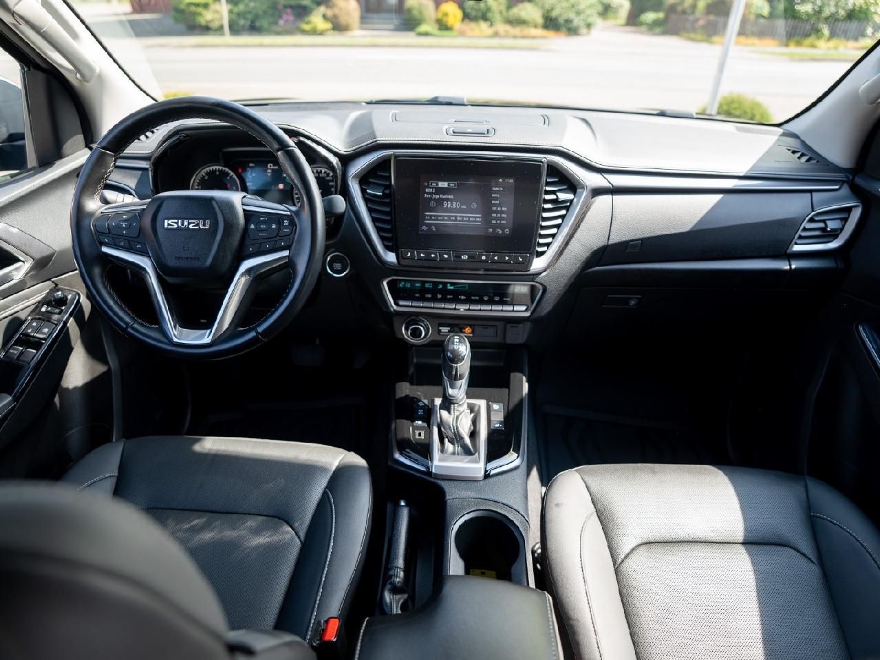 Fahrzeugabbildung Isuzu D-Max Space Cab 4WD LSE mit Dux Camper Wohnkabin