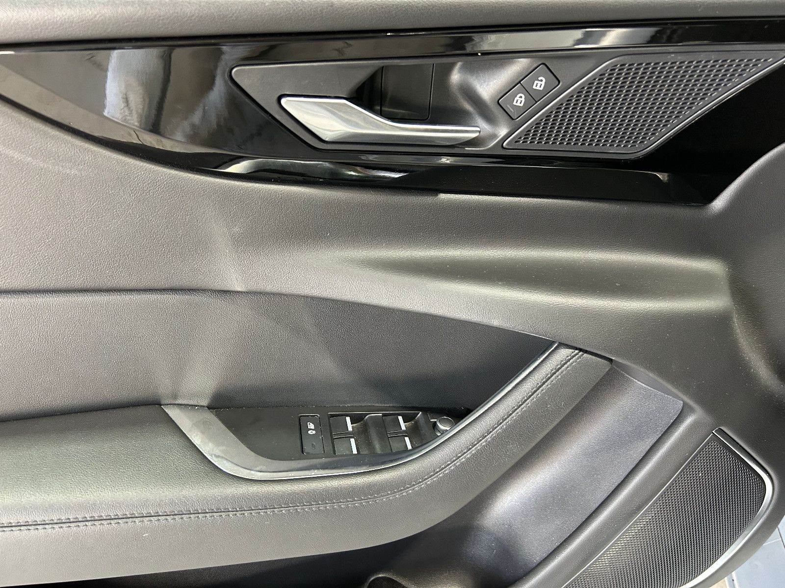 Fahrzeugabbildung Jaguar XE S/APPLE/KAMERA/SHZ/KLIMA/1.HAND