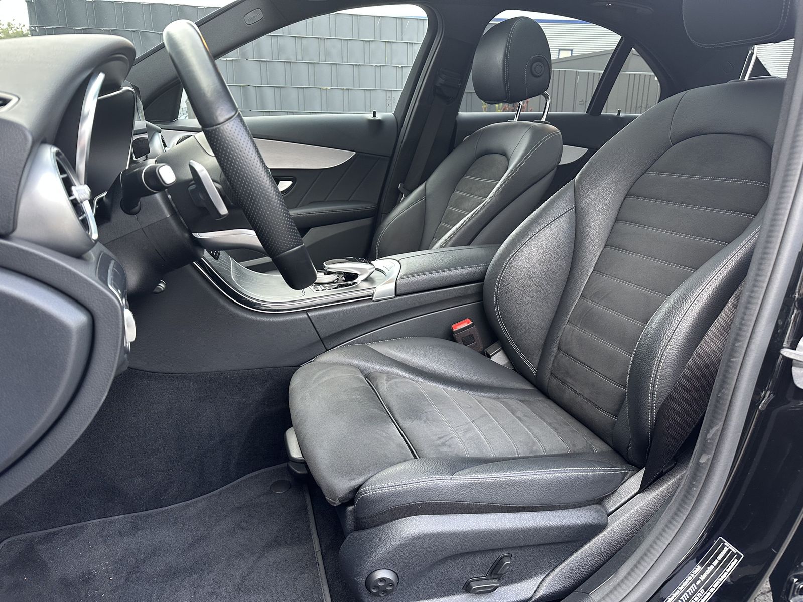 Fahrzeugabbildung Mercedes-Benz C 300e Limousine AMG-Line NAV+LED+PANO+AHK+ACC