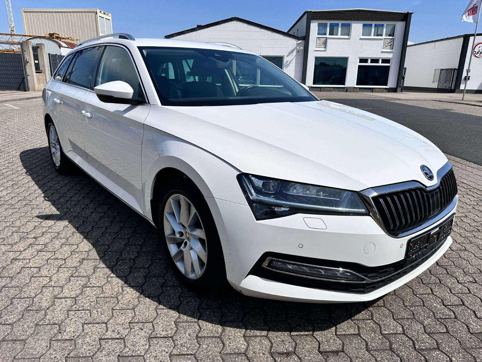 Fahrzeugabbildung SKODA Superb Combi Style / NAVI / GEPFLEGT