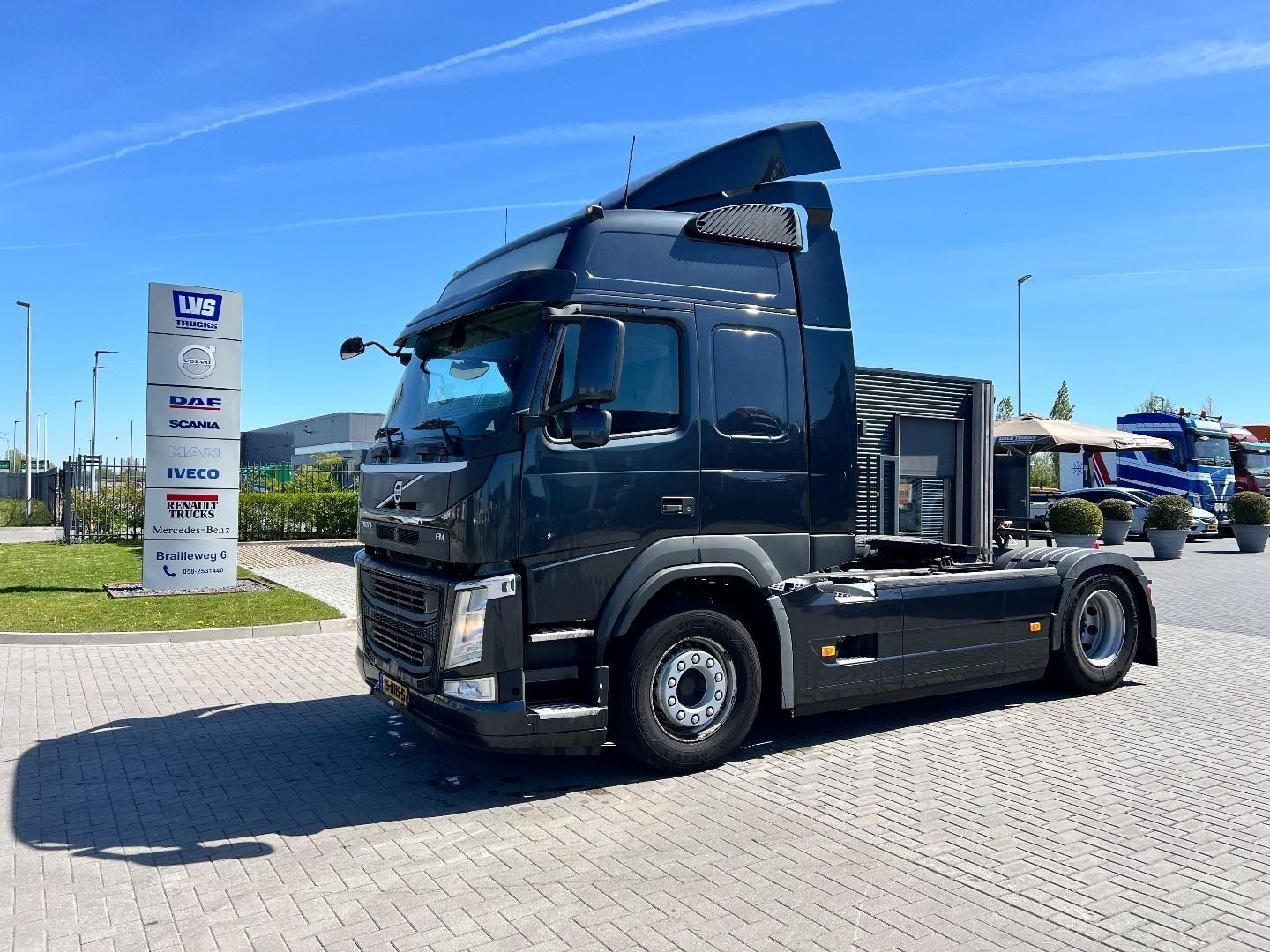 Volvo FM 370 4x2 trekker Globetrotter / 2x Tank / Full