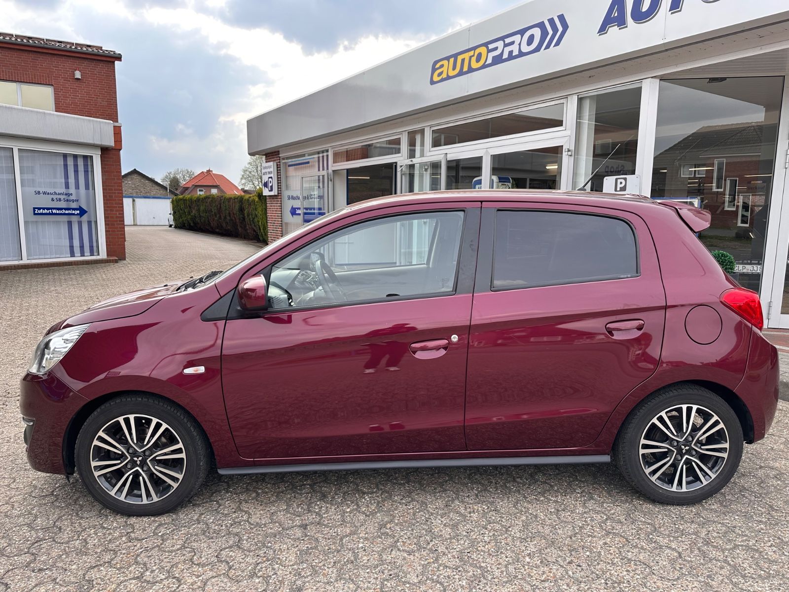 Fahrzeugabbildung Mitsubishi Space Star Edition 100+ Navi/SHZG/Klima/BT/PDC