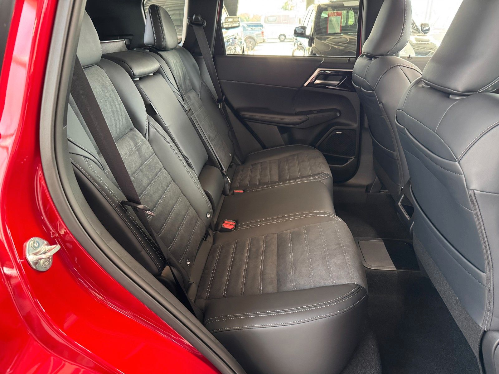 Fahrzeugabbildung Mitsubishi Outlander 2.4 PHEV 4WD Diamant PLUS