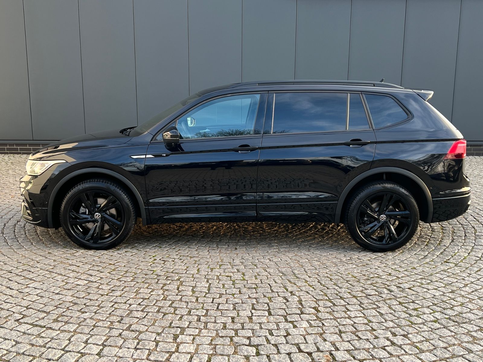 Fahrzeugabbildung Volkswagen Tiguan Allspace R-Line 2.0 TDI DSG 4MOTION *AHK,