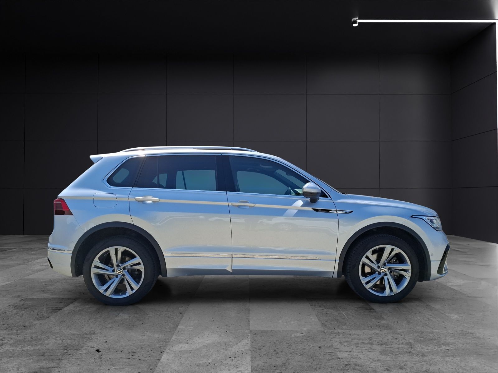 Fahrzeugabbildung Volkswagen Tiguan TSI R-Line DSG 4M STH Matrix AHK Navi Pan