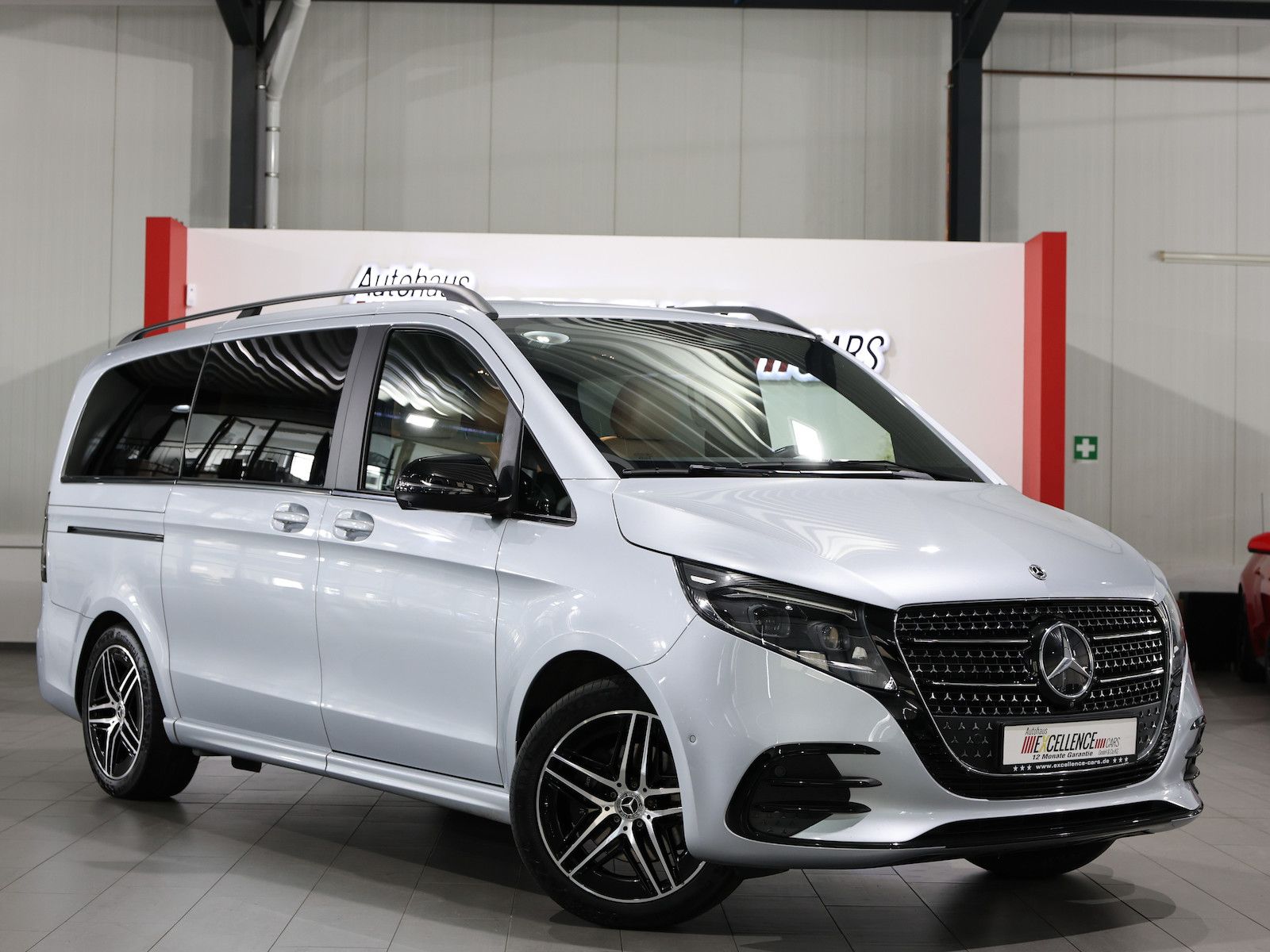 MERCEDES-BENZ V 300 d LANG AVANTGARDE AMG-LINE NIGHT / LASER