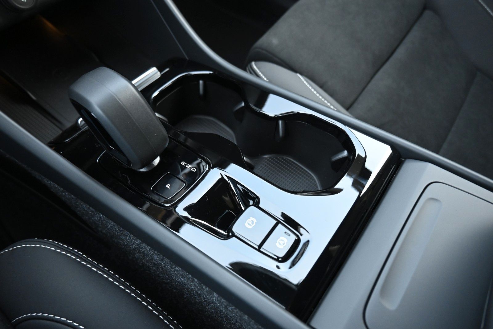 Fahrzeugabbildung Volvo XC40 B3 DKG Plus Dark*FSHZG*RFK*BLIS*ACC