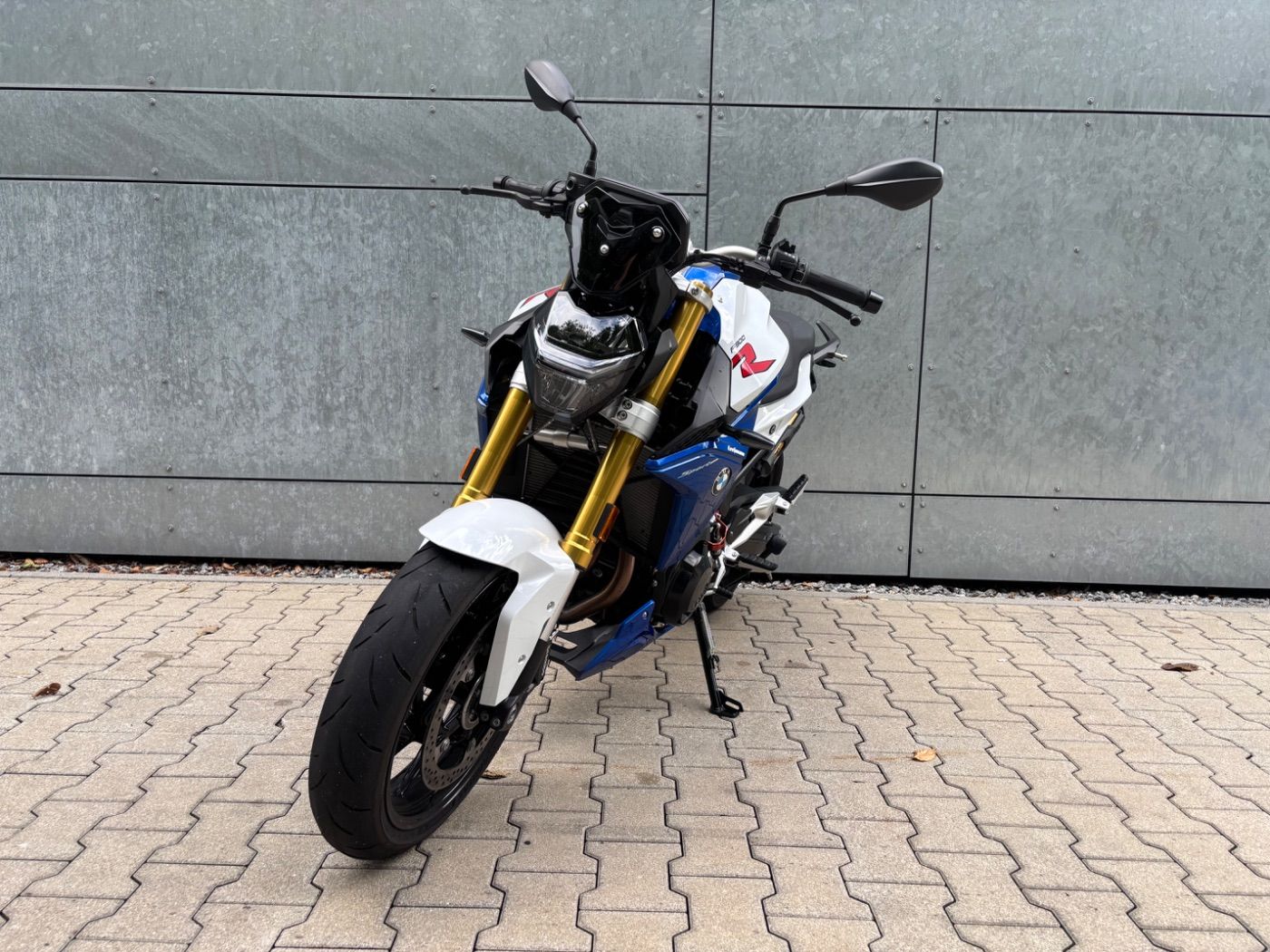 Fahrzeugabbildung BMW F 900 R Style Sport mit kurzem Kennzeichenhalter