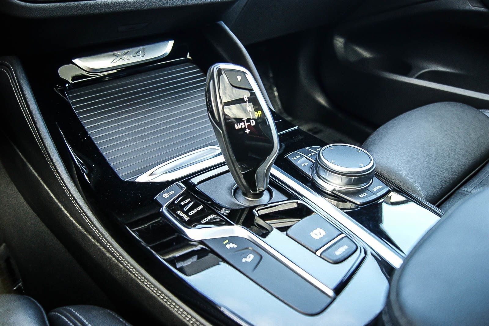 Fahrzeugabbildung BMW X4 xDrive 20 d M Sport X HUD ANHZV STHZG PANO