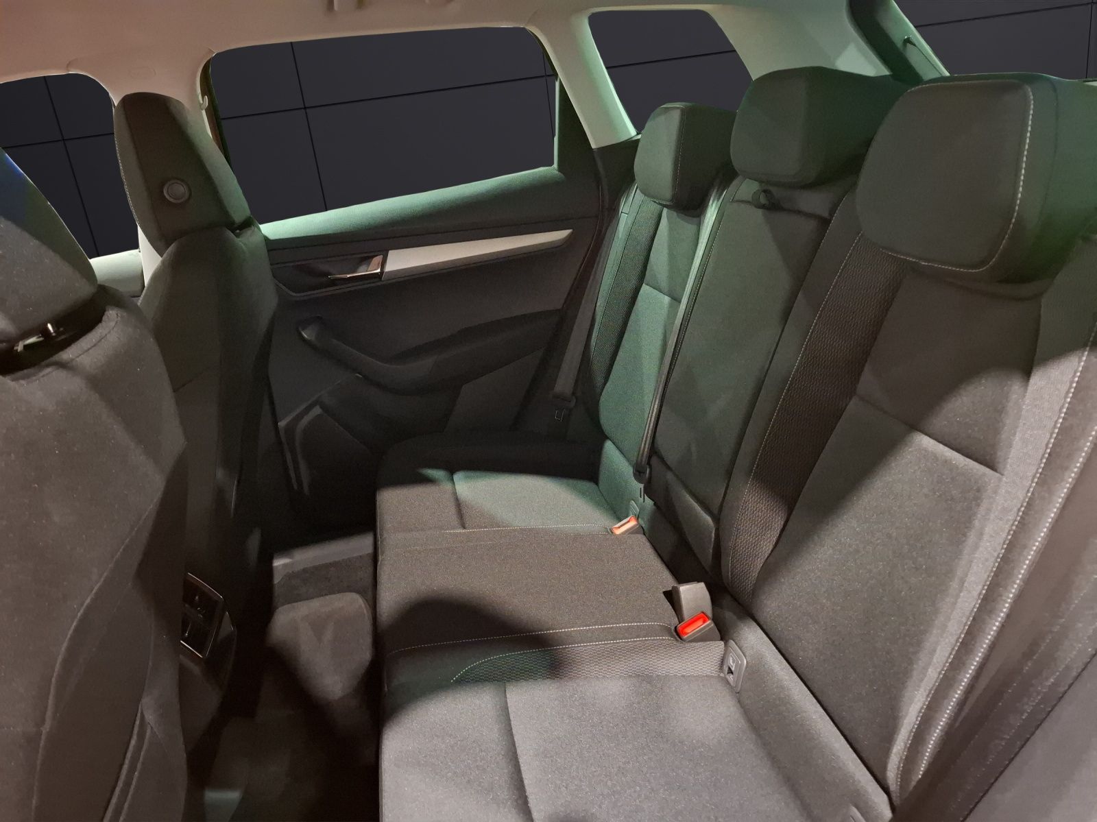 Fahrzeugabbildung SKODA Karoq TSI Ambition DSG LED AID GRA PDC SH