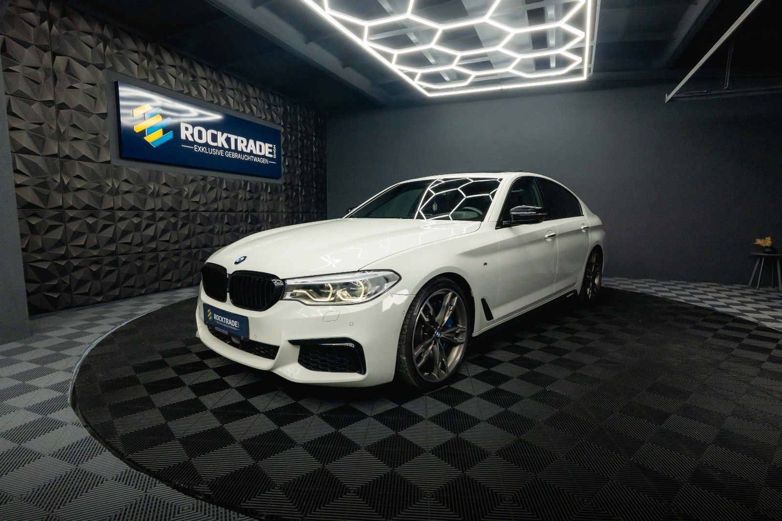 Fahrzeugabbildung BMW M550 i xDrive M-Performance Shadow *ACC*LED*360*