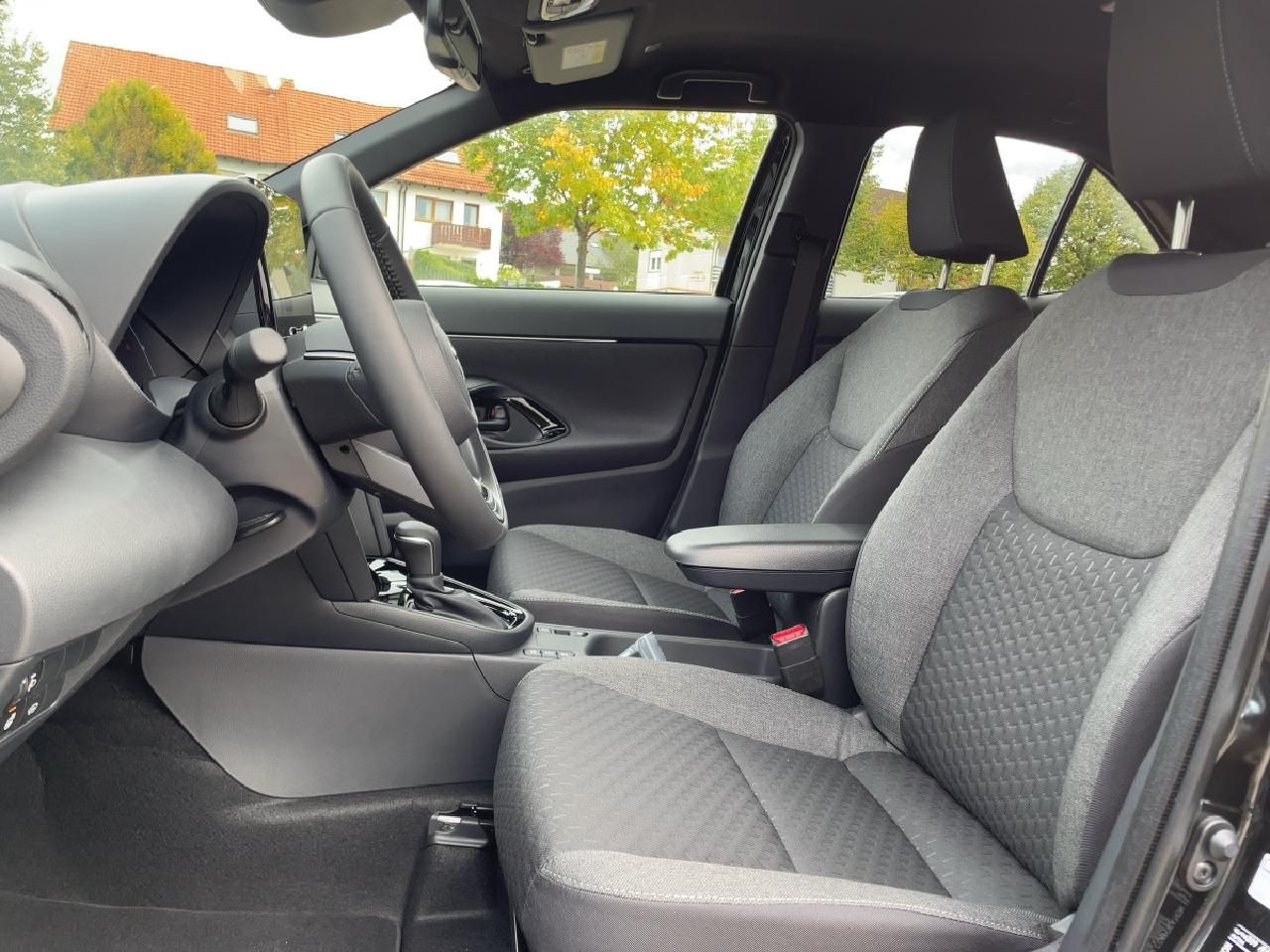Fahrzeugabbildung Toyota Yaris Cross 130PS Hybrid SONDEREDITION Black&Whi