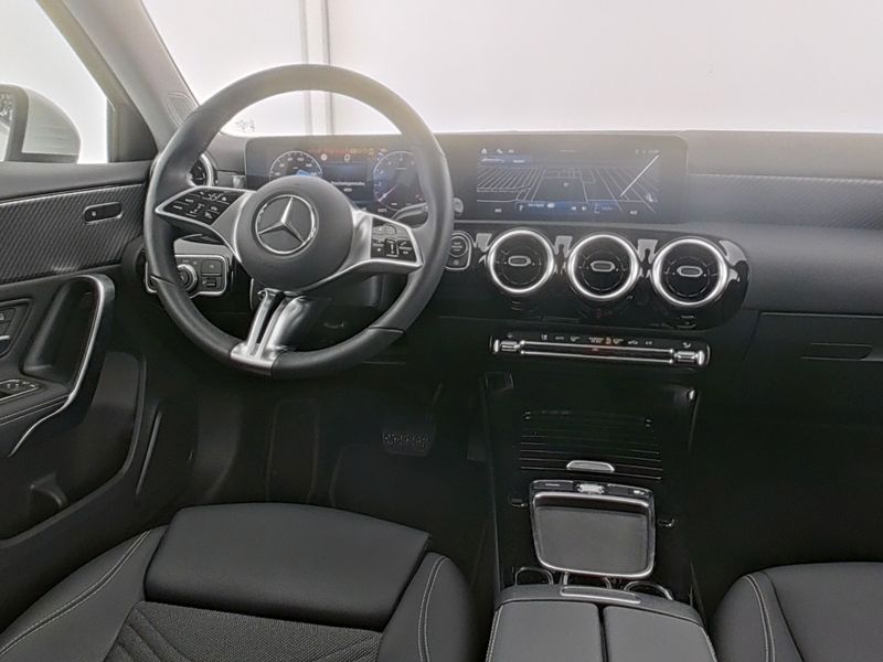 Fahrzeugabbildung Mercedes-Benz A 180 PROGRESSIVE+PANO+LENKRADHEIZ+KAMERA+