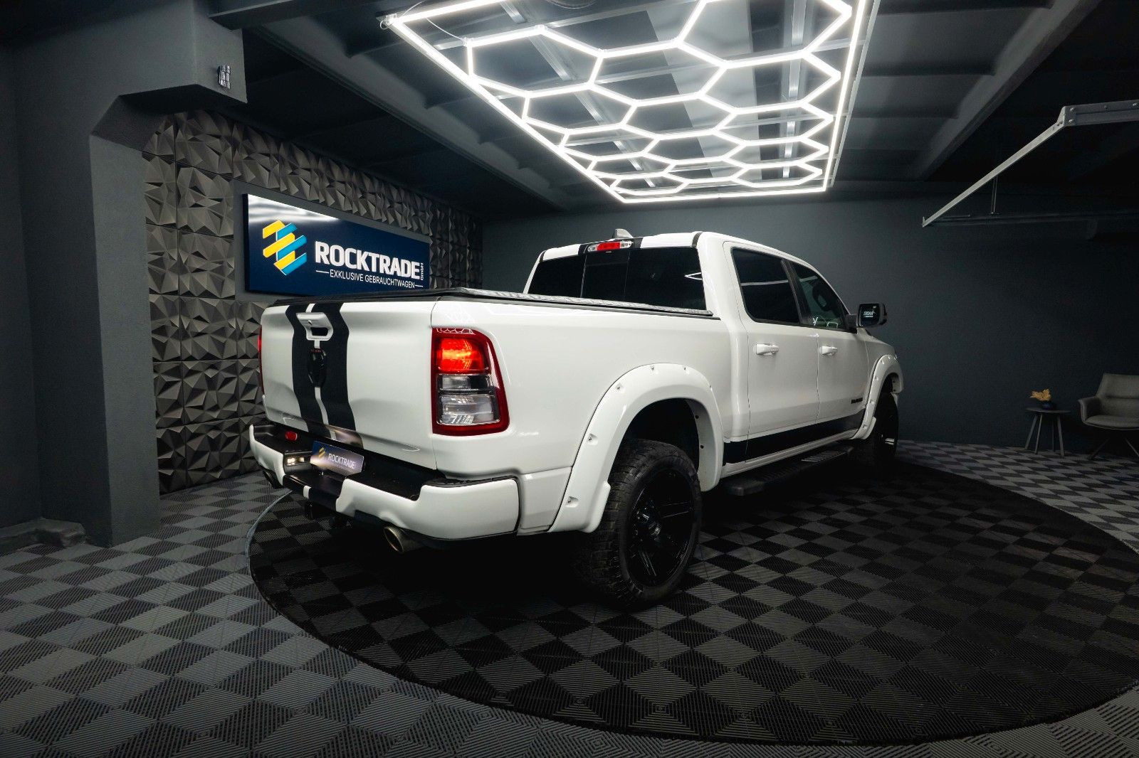 Fahrzeugabbildung Dodge RAM 5.7 V8 HEMI 4x4 LPG Offroad  Night-Paket