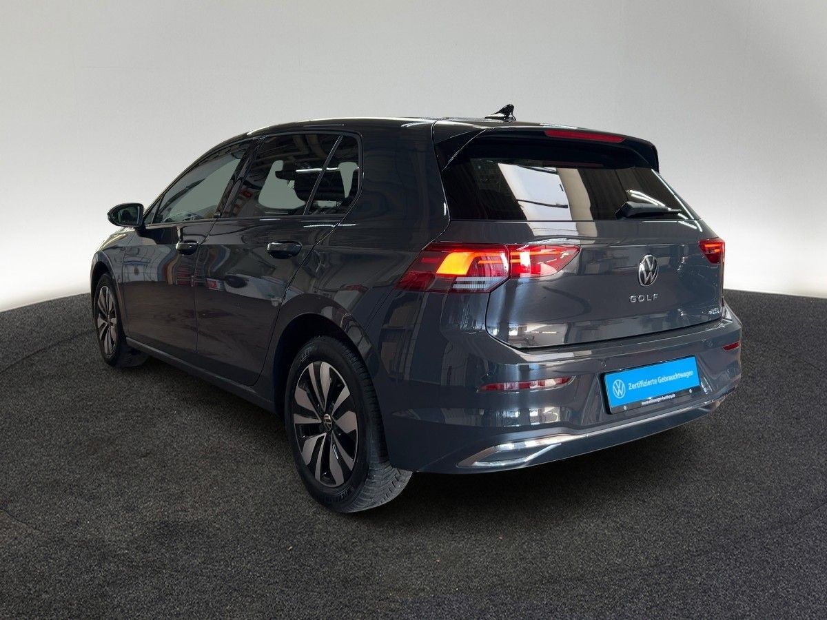 Volkswagen Golf VIII 1.0 eTSI Move DSG Rear View App Connct foto 3
