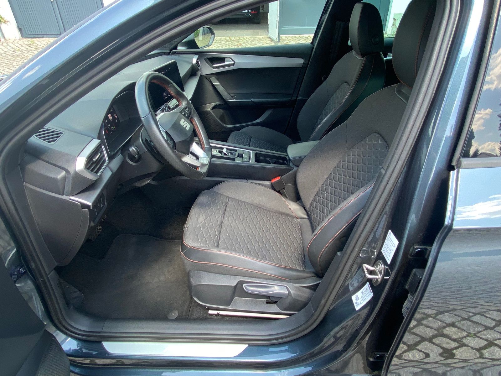 Fahrzeugabbildung SEAT Leon FR 1,5 eTSI DSG *NAVI*PLA*ASSIST-PAKET