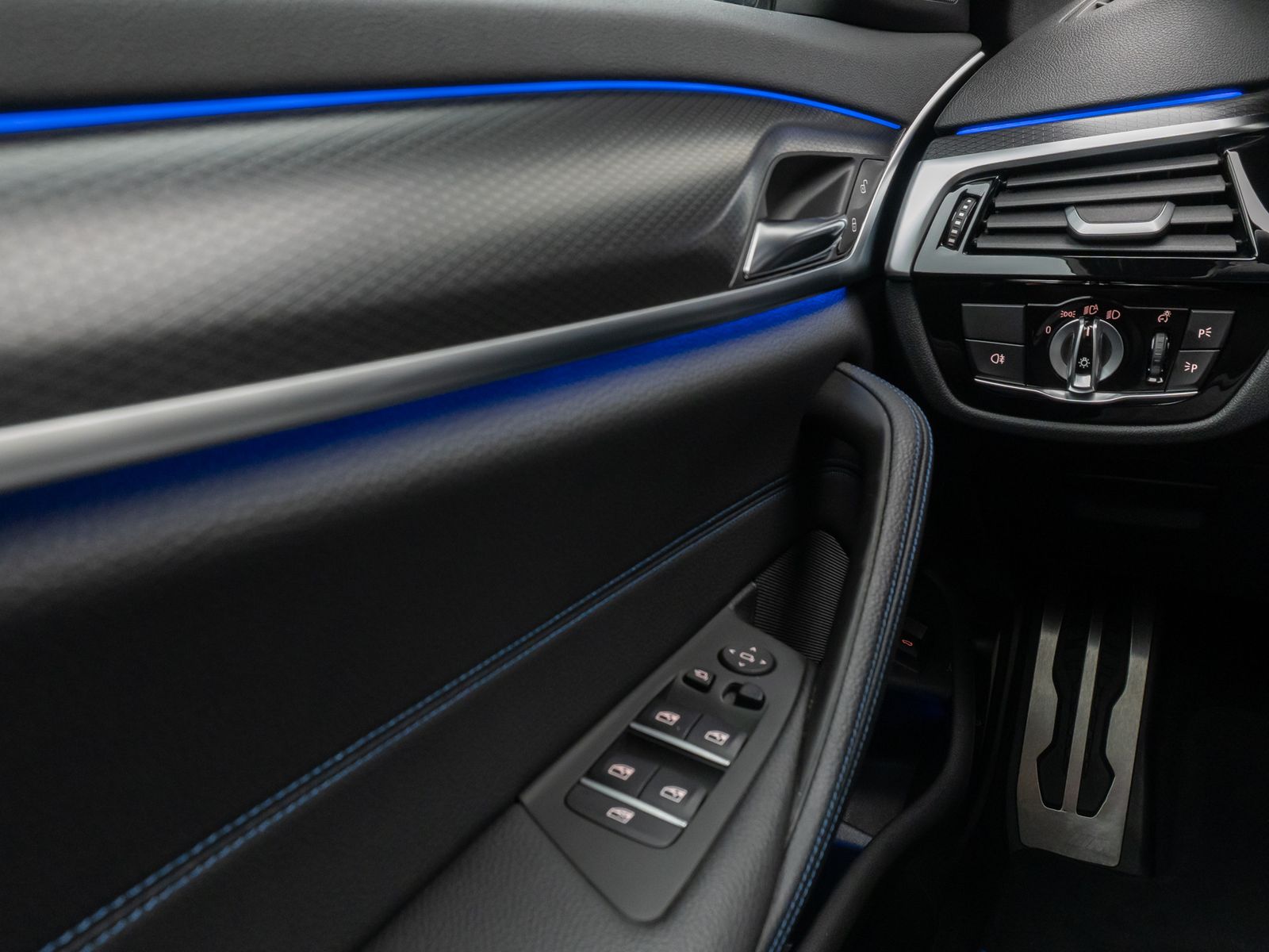 Fahrzeugabbildung BMW 520d xD M Sport Kamera HUD DAB HiFi Stop&Go AHK