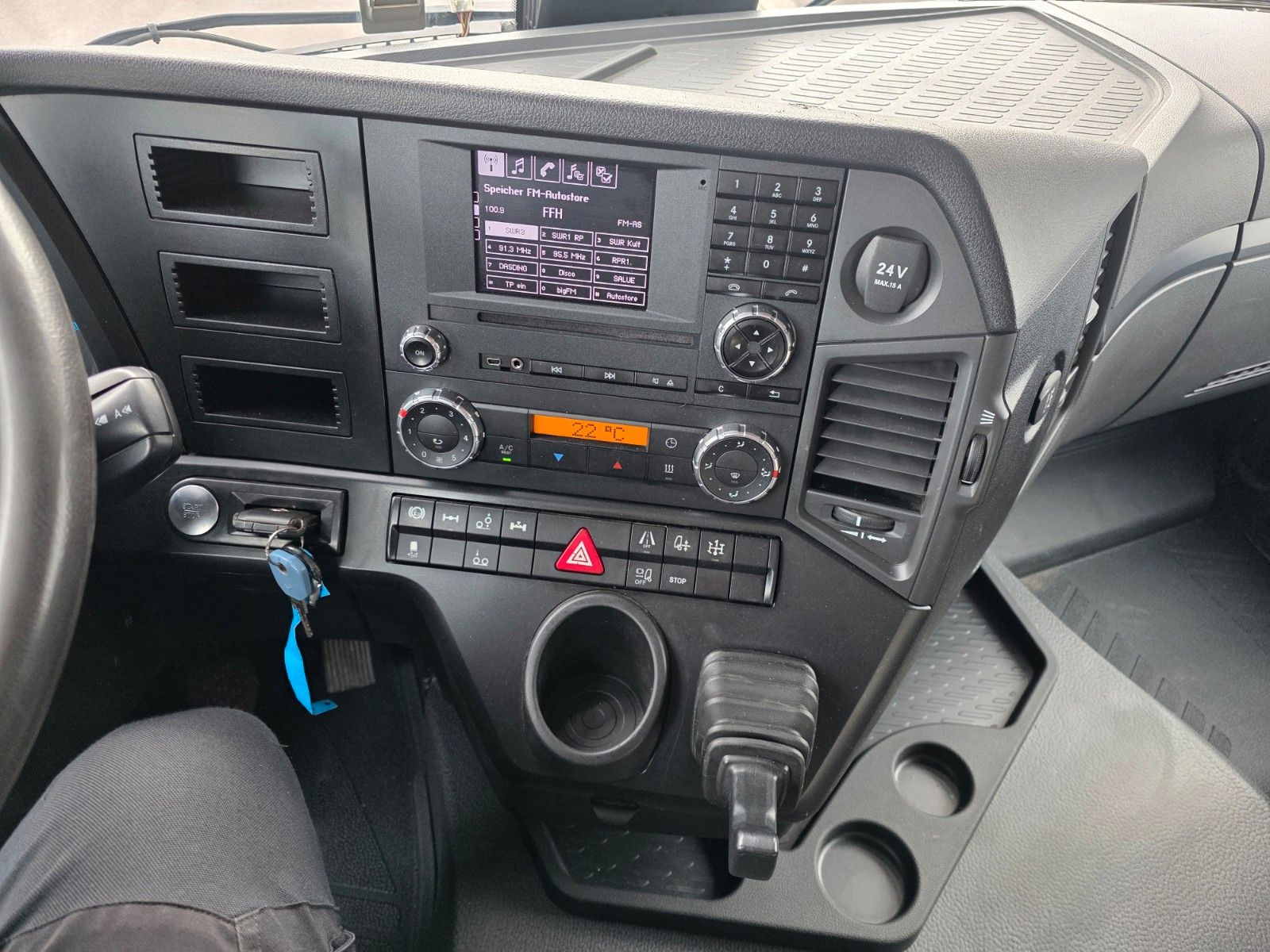 Fahrzeugabbildung Mercedes-Benz Arocs 2545 L 6x2 HMF 2110L Zange Retarder