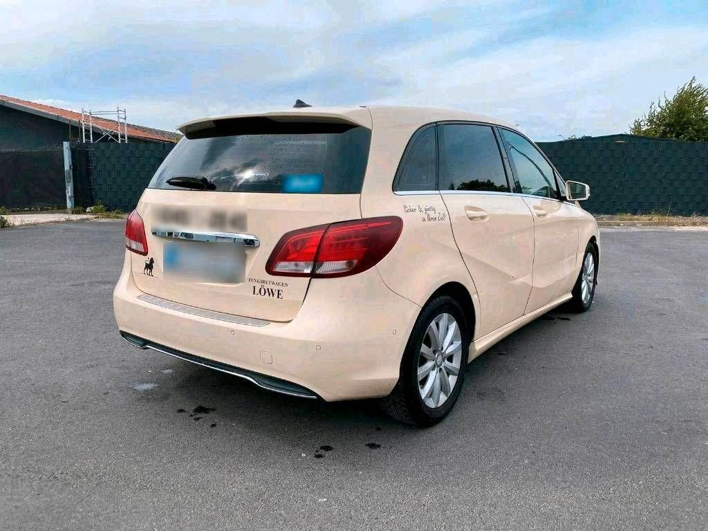 Mercedes-Benz B180 2015 — interior