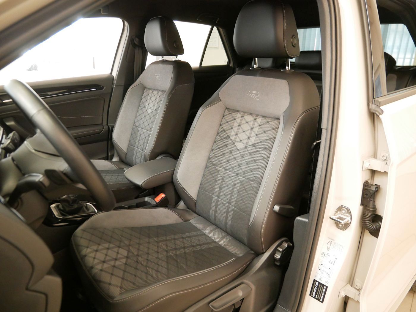 Fahrzeugabbildung Volkswagen T-Roc 1.5 TSI R-Line DSG Kamera ACC LED SHZ+LHZ