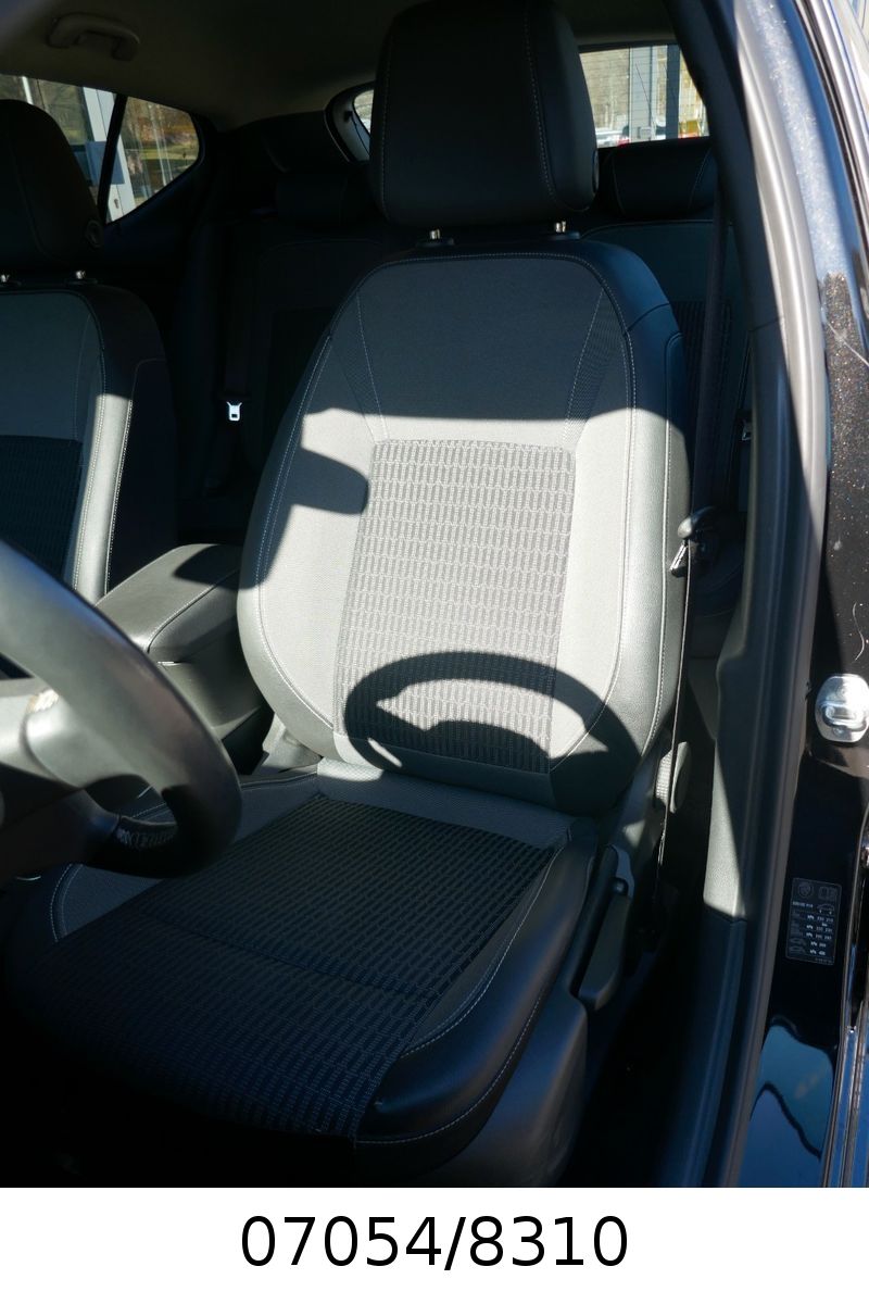 Fahrzeugabbildung Opel Astra K Lim./ Design & Tech