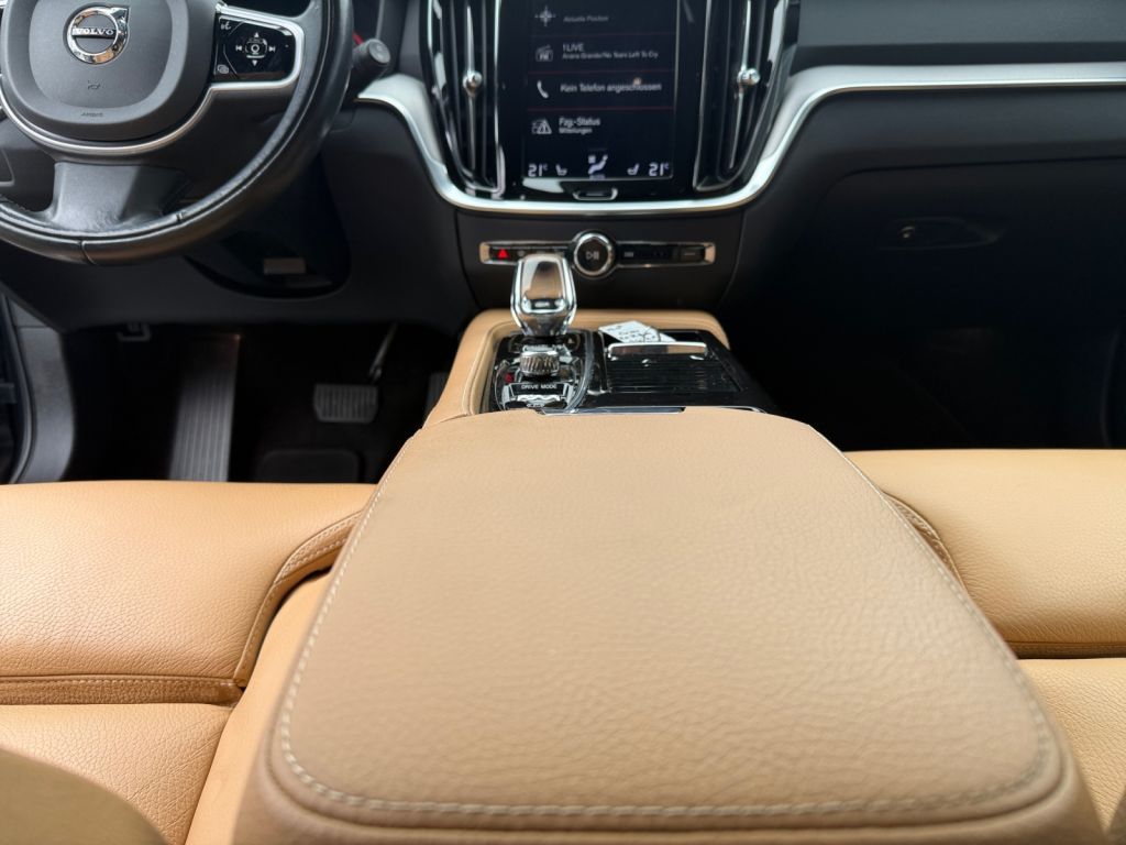 VOLVO V60 T8 AWD Twin Engine Inscription AHK semi elek VOLVO V60 T8 AWD Twin Engine Inscription AHK semi elek