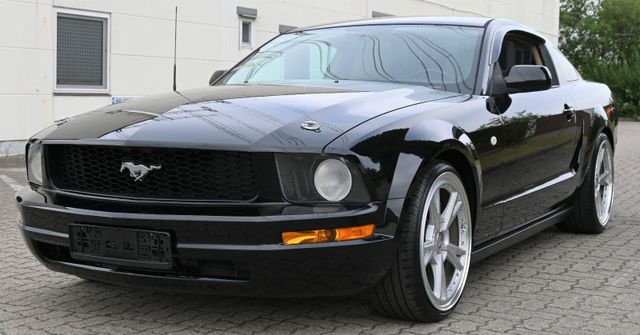 Ford Mustang V6 Deluxe Coupe