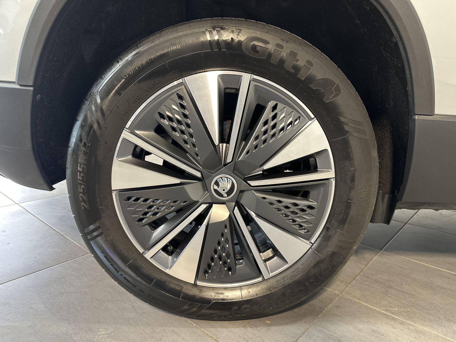 Fahrzeugabbildung SKODA Karoq 2.0 TDI DSG Tour 4x4 NAV+LED+AHK+ACC+KAM