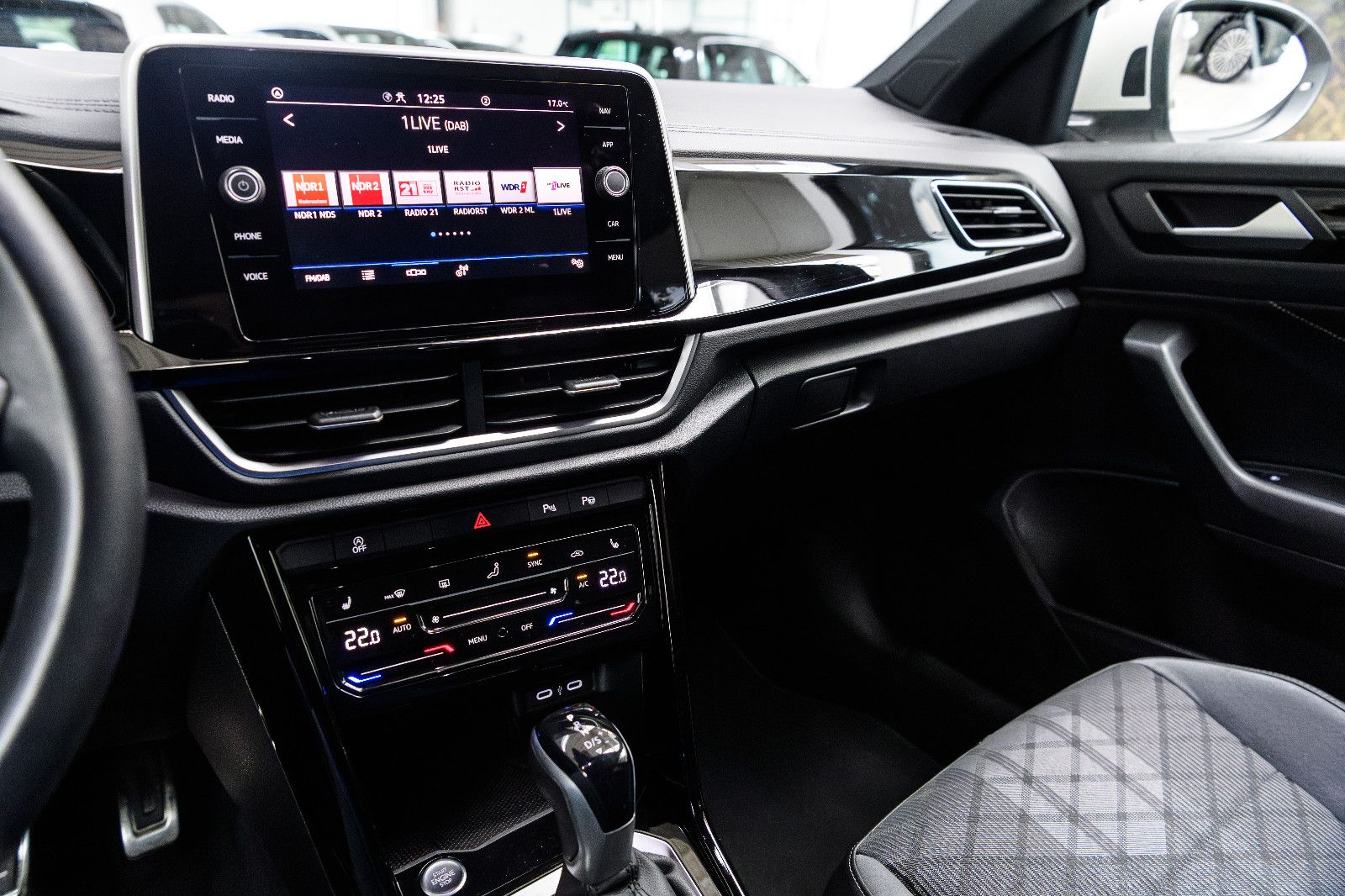 Fahrzeugabbildung Volkswagen T-Roc R-Line 1.5 TSI DSG LED+KAMERA+KEYLESS