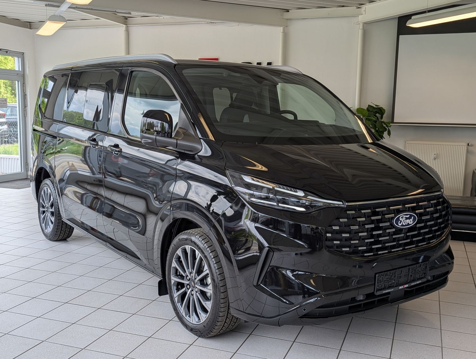 Fahrzeugabbildung Ford Tourneo Custom 320 Titaniu-X Leder Pano StHz AHK