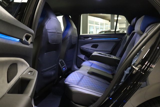 Fahrzeugabbildung Volkswagen Golf VIII Lim. R 4Motion|MATRIX|H/K|DCC|AMBIENTE