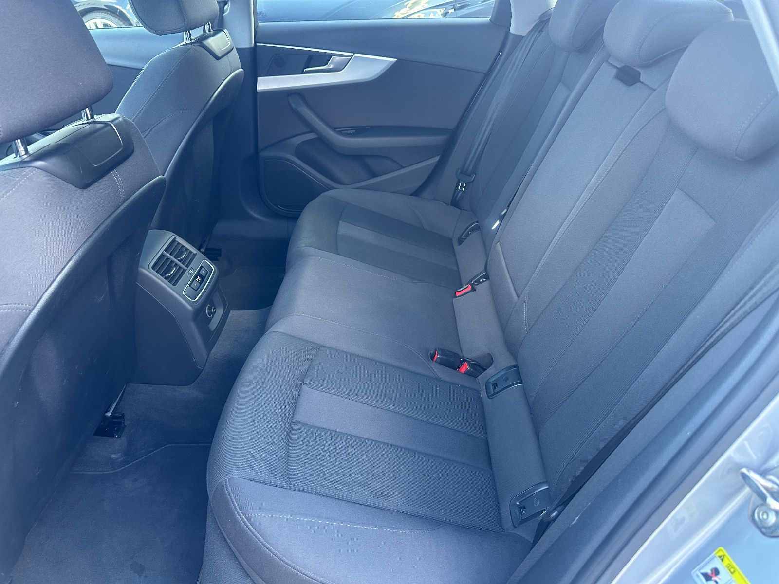 Fahrzeugabbildung Audi A4 2.0 TDI AVANT SPORT PAKET*MOD.2018+AHK*