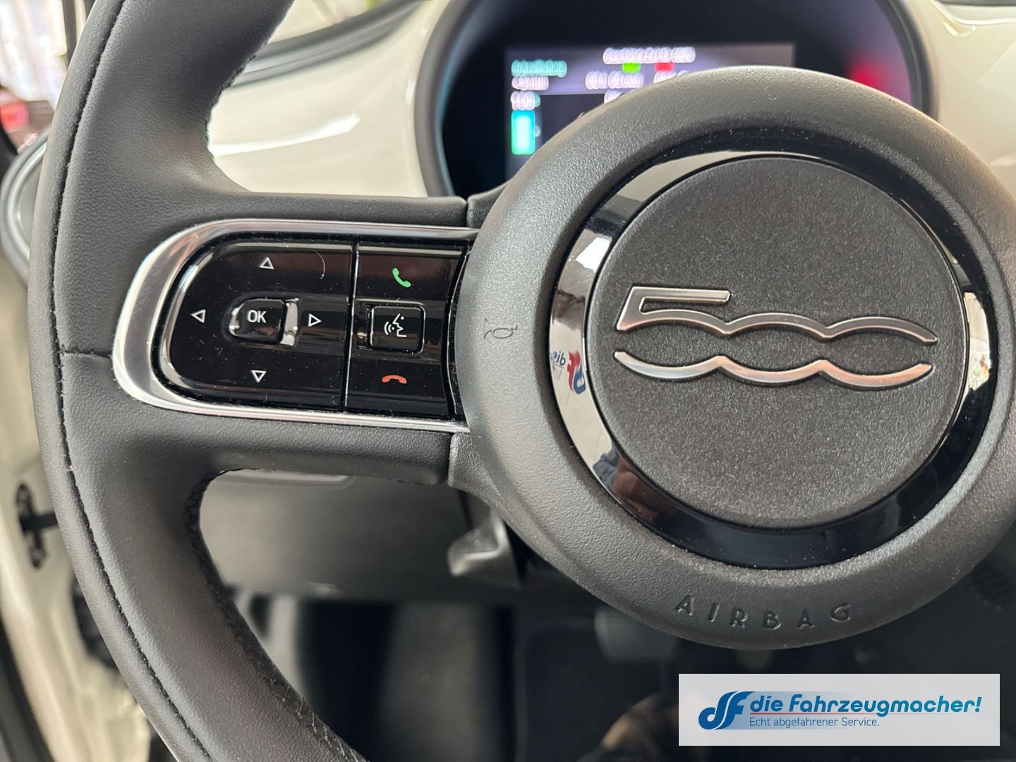 Fahrzeugabbildung Fiat 500e Apple CarPlay Android Auto Klimaautom Fahre