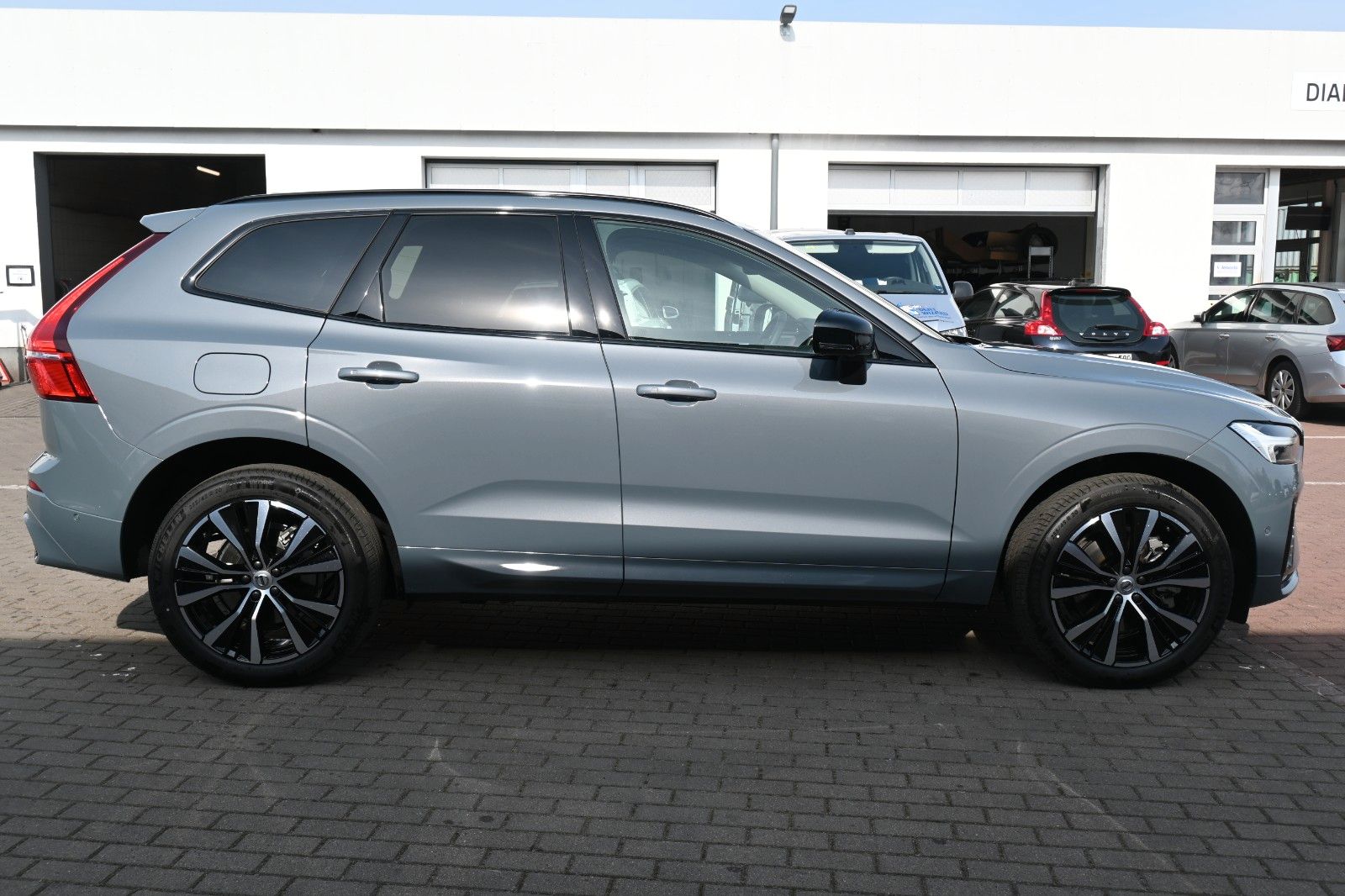 Fahrzeugabbildung Volvo XC60 B4 D AWD Plus Dark*H&K*STDHZG*360°*ACC*AHK