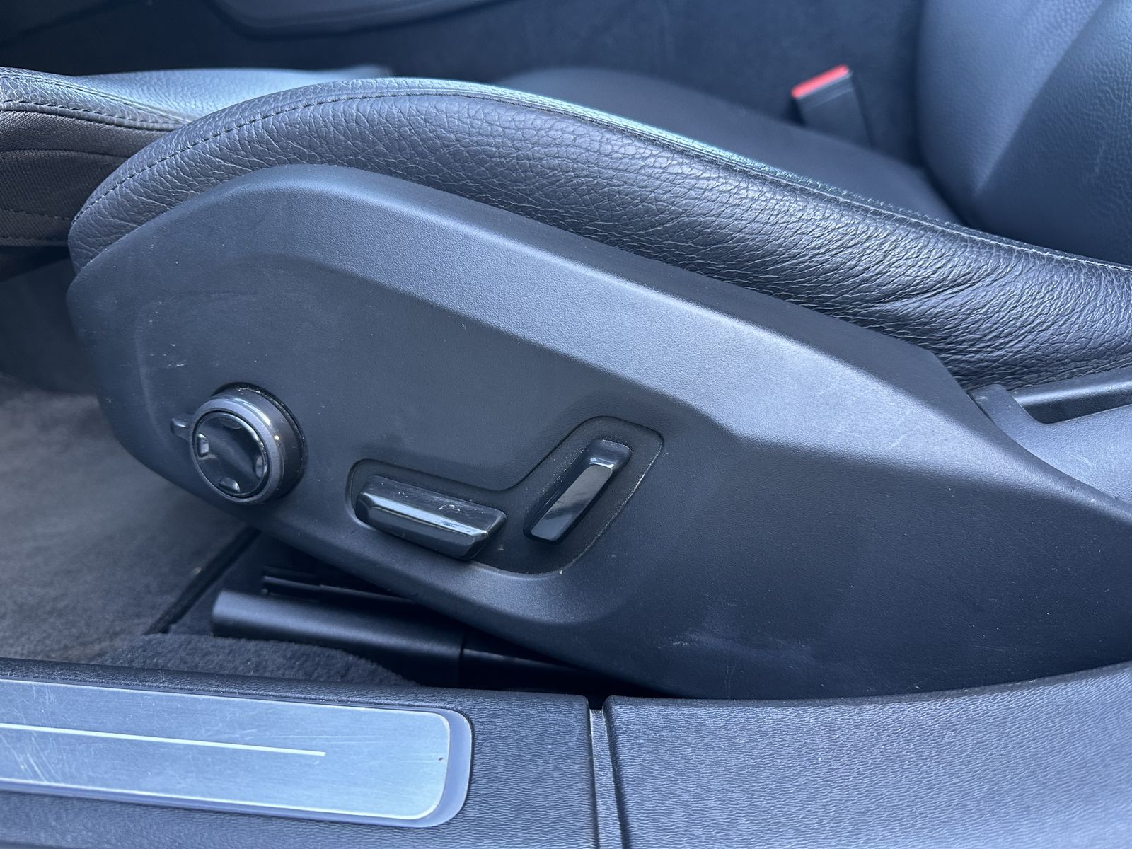 Fahrzeugabbildung Volvo V90 T6 Plus Dark Plug-In Hybrid AWD NAV+LED+AHK