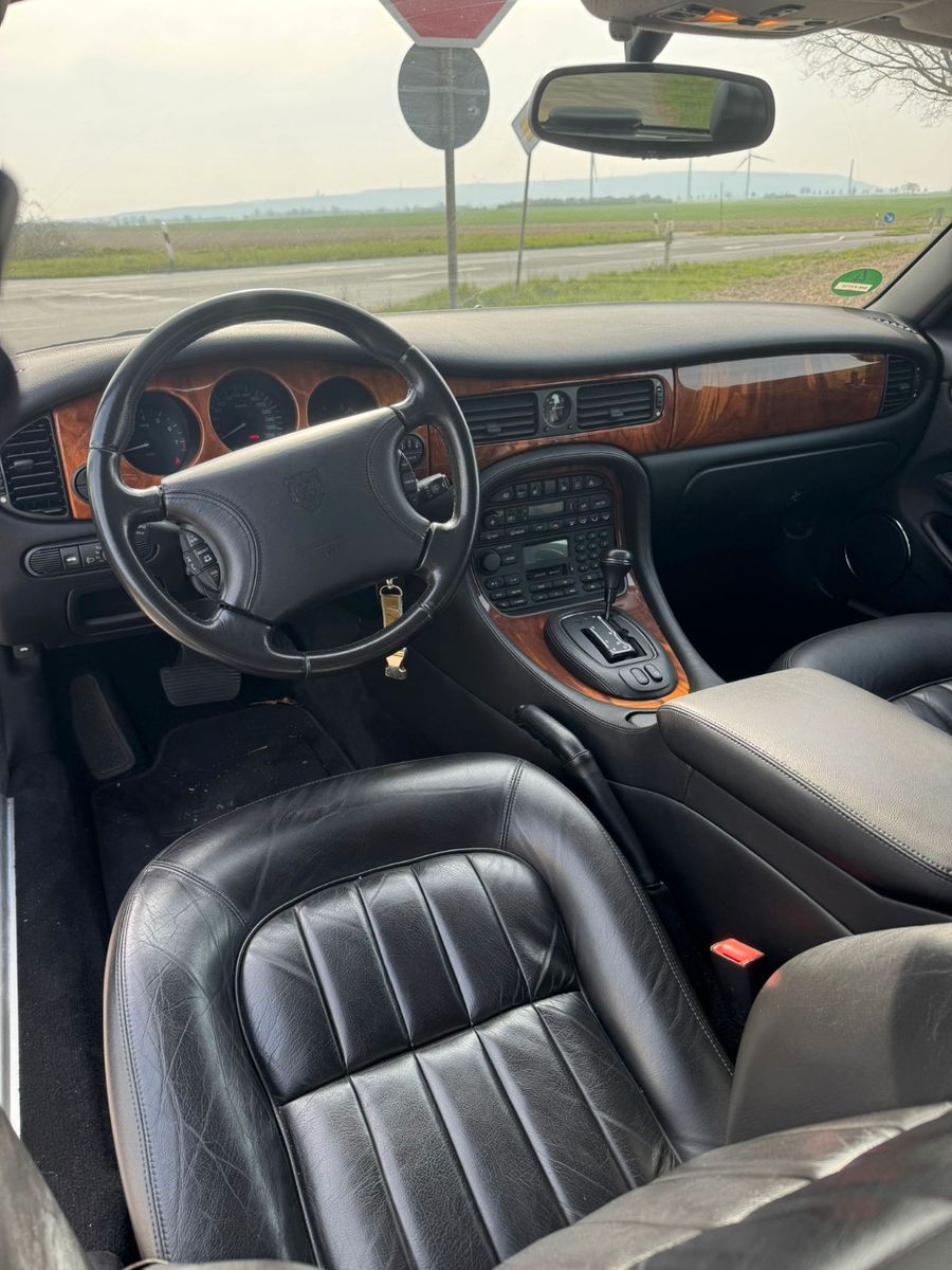 Fahrzeugabbildung Jaguar XJ8 3.2 Executive