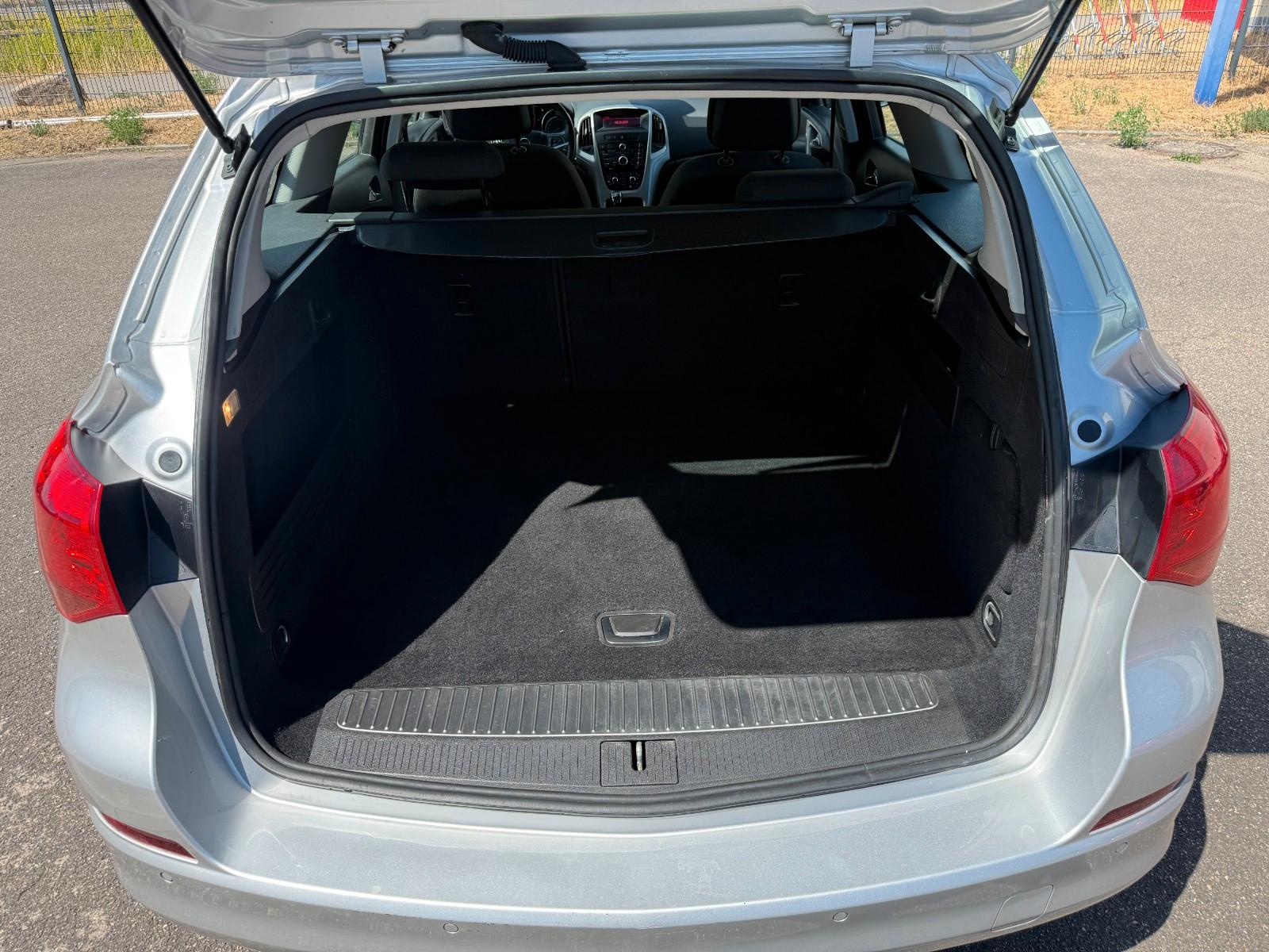 Opel Astra 2010 — photo 13
