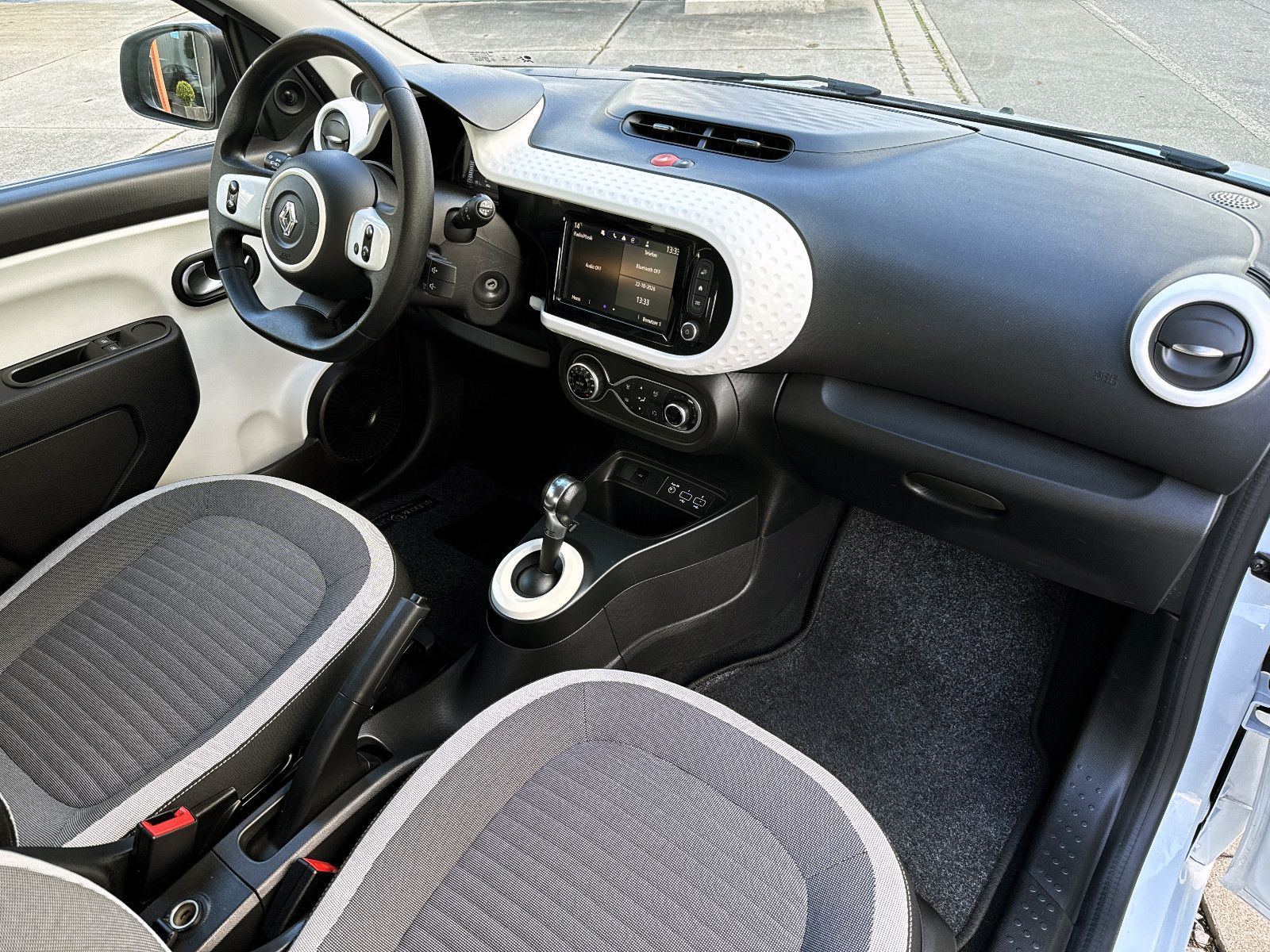 Fahrzeugabbildung Renault Twingo Zen Electric 21kWh CarPlay KLIMA DAB MFKL