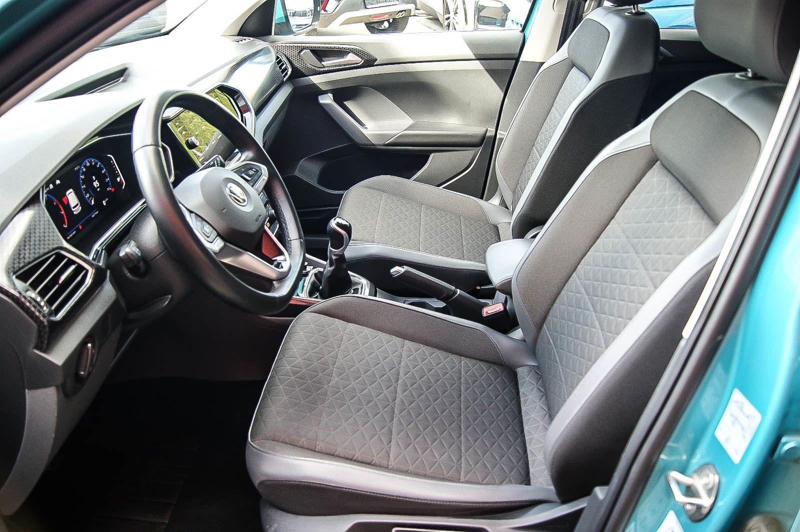 Fahrzeugabbildung Volkswagen T-Cross HIGHLINE 1.0 TSI NAVI LED VIRTUAL 1.HAND