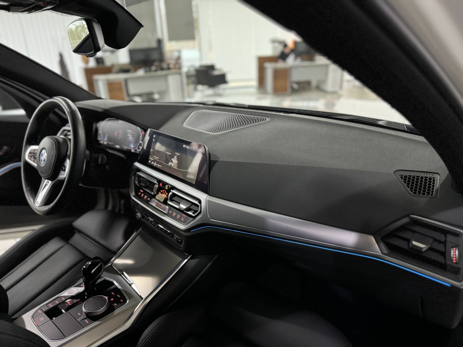 Fahrzeugabbildung BMW 320e M Sport Panoram Kamera HUD DAB HiFi Komfort