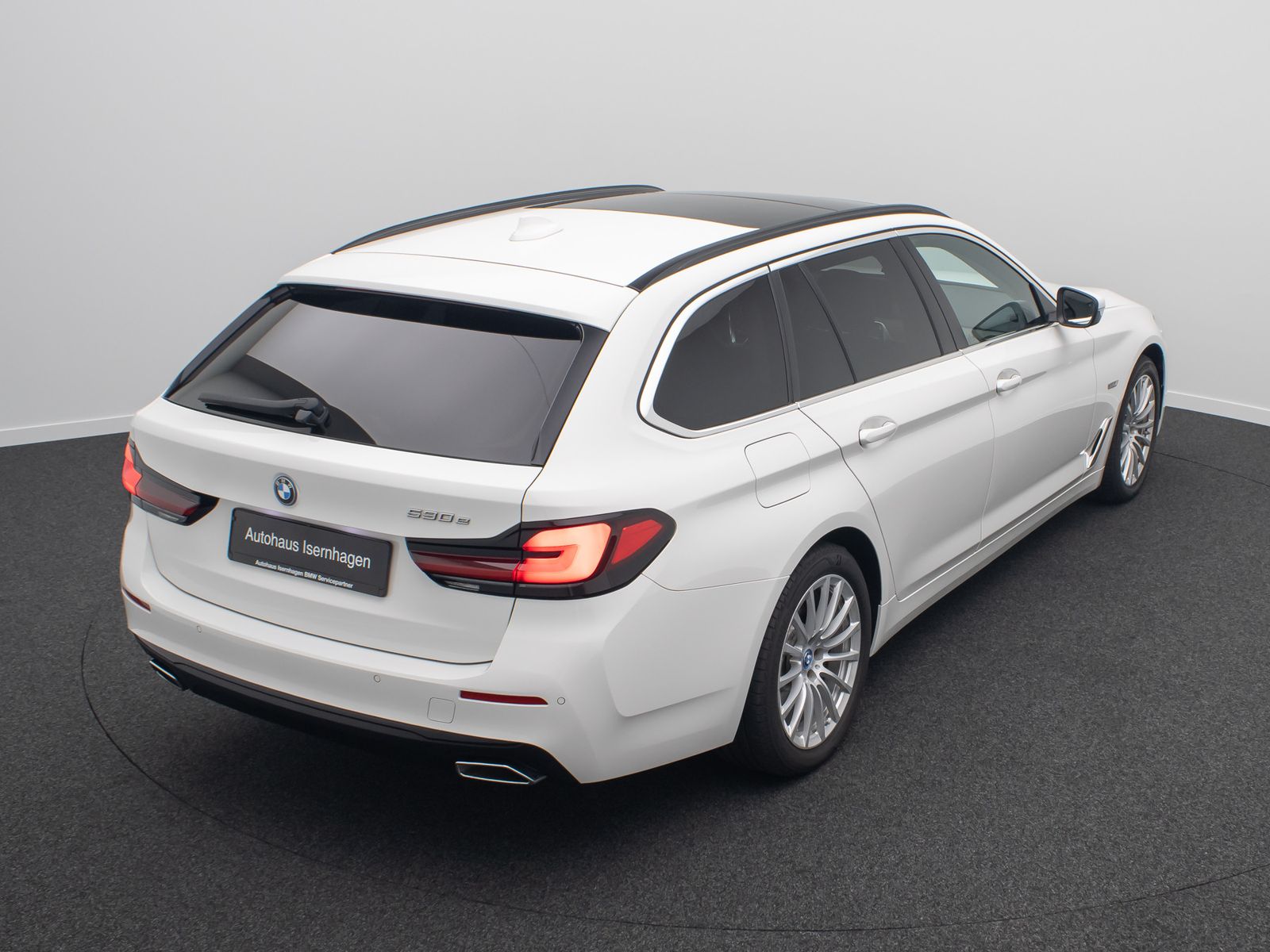 Fahrzeugabbildung BMW 530e HUD DAB Alarm Panorama HiFi Sport Leder