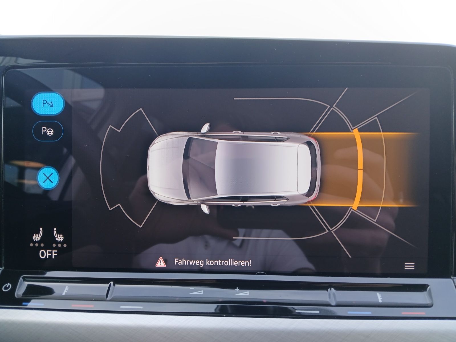 Fahrzeugabbildung Volkswagen Golf VIII eTSI Life DSG LED AHK Navi Pano AID AC