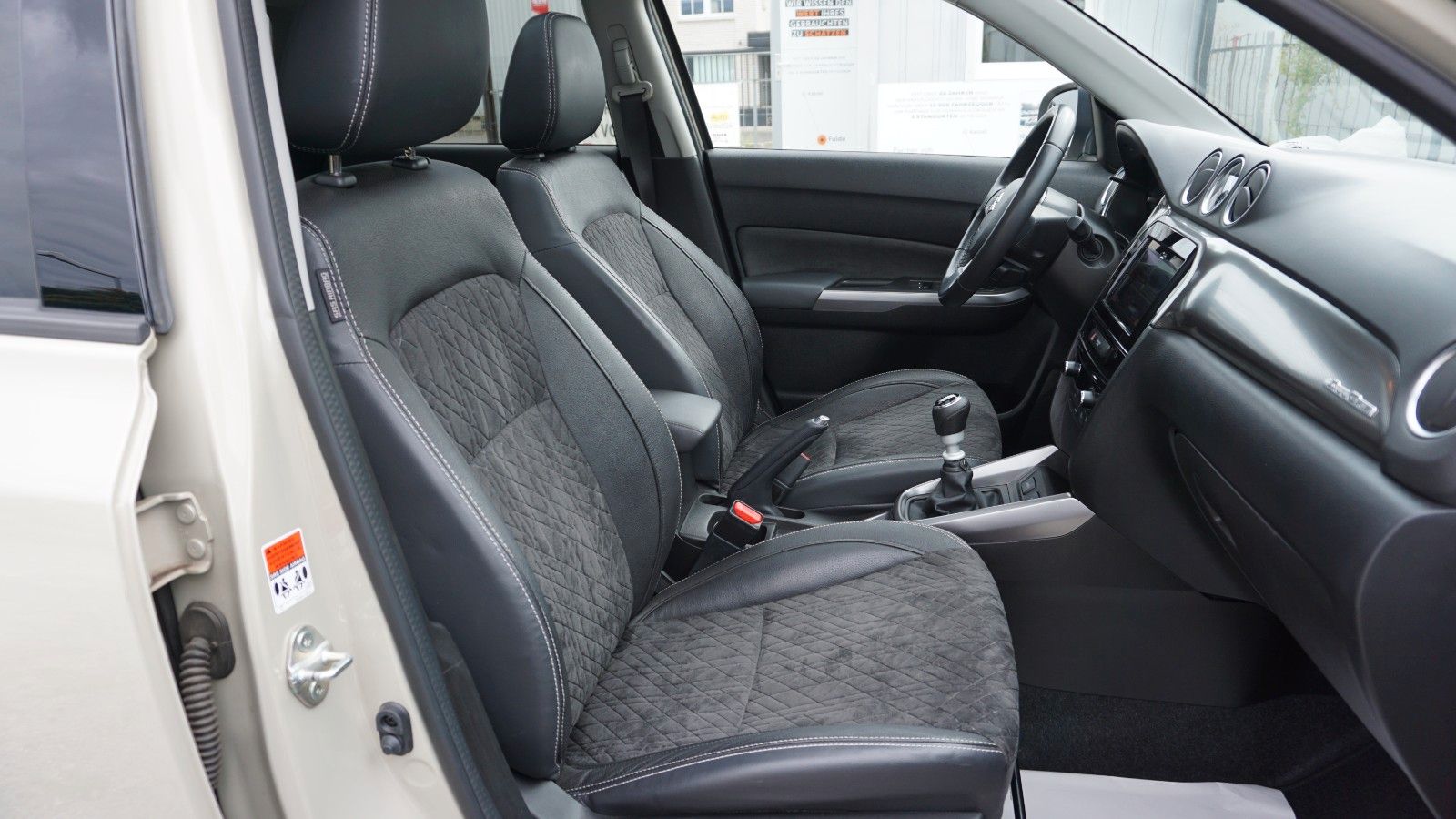 Fahrzeugabbildung Suzuki Vitara 1.4 Mild-Hybrid Comfort+ 4x4, Navi, LED