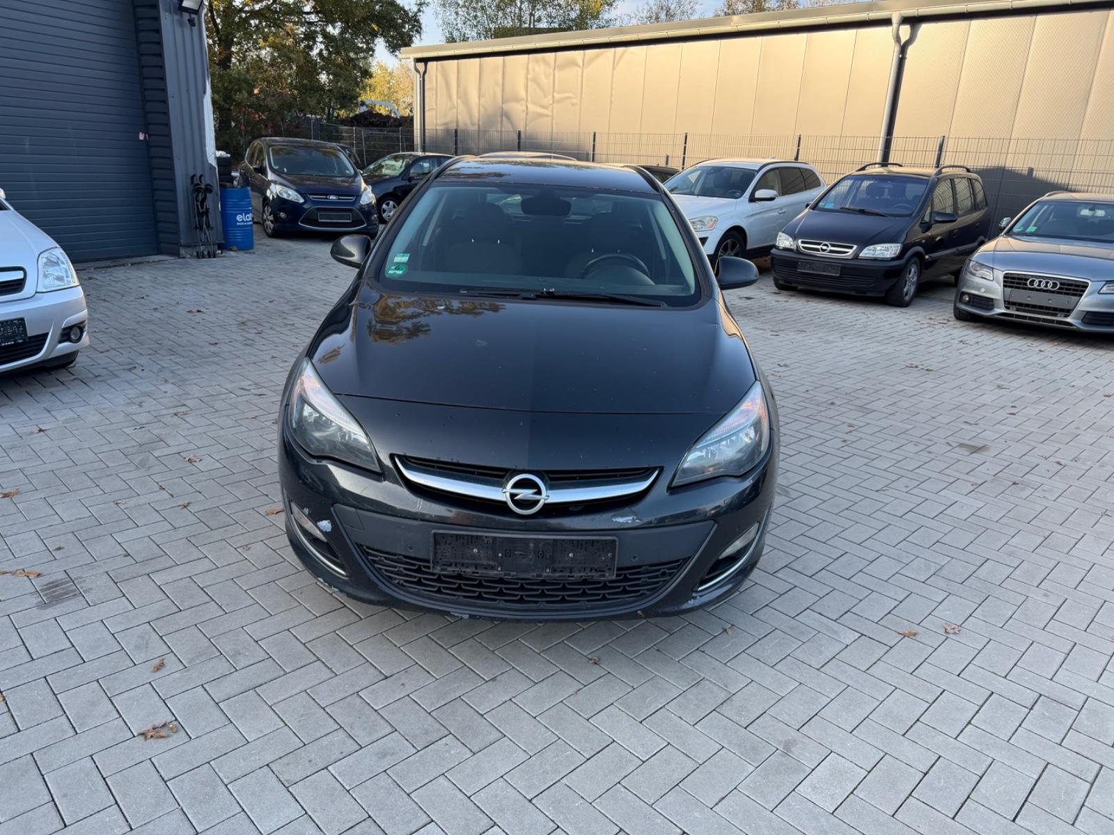 Opel Astra 2013 — rear view