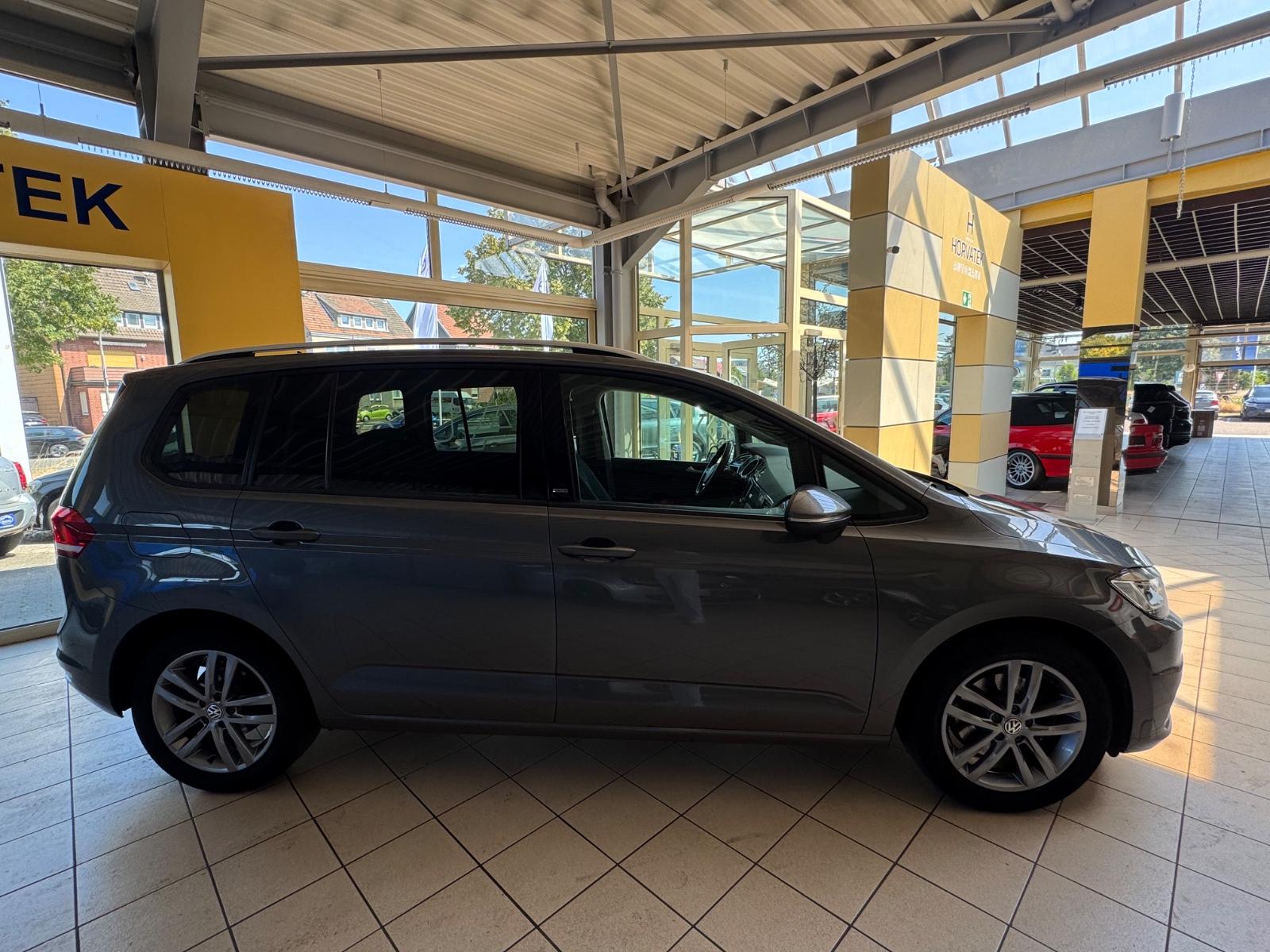 Volkswagen Touran*Navi*PDC*AHK*LED*1. Hd*Scheckheft*